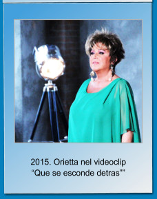 2015. Orietta nel videoclip Que se esconde detras