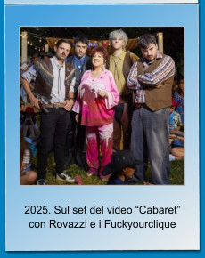 2025. Sul set del video Cabaret con Rovazzi e i Fuckyourclique
